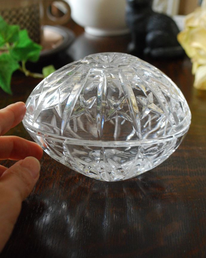 アンティーク 雑貨のガラス小物 アンティーク雑貨 アンティークのフタ付きガラスケース(プレスドグラス)コロンとした可愛いシルエット。ふたを開ける度にワクワク置いておくだけで絵になる可愛らしさ。(pg-4373)