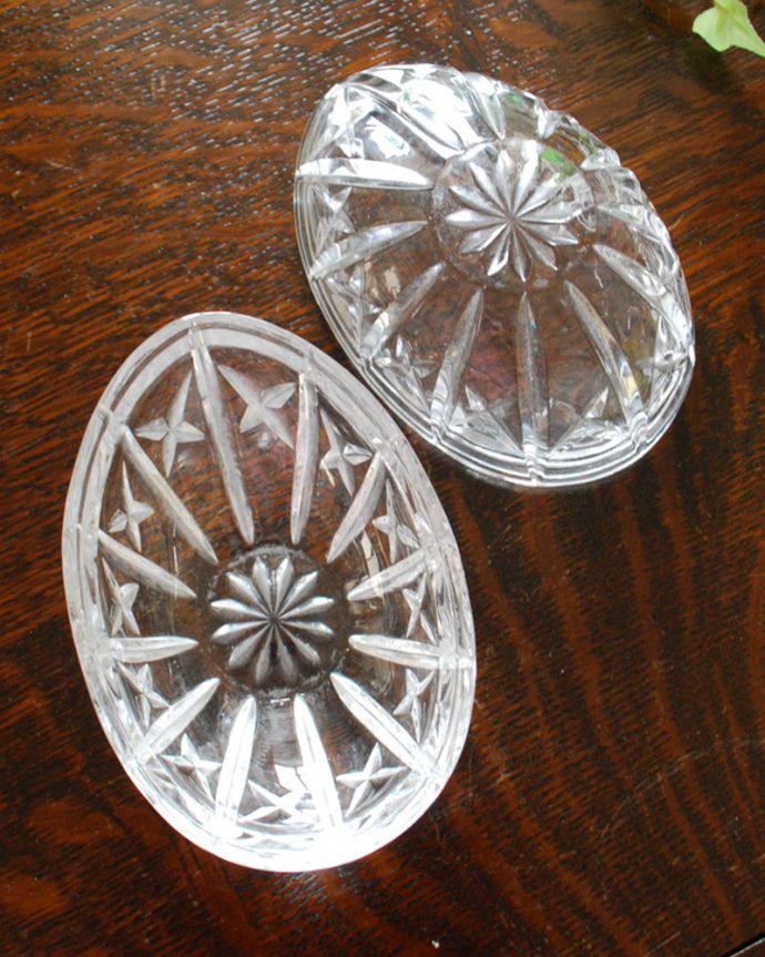 アンティーク 雑貨のガラス小物 アンティーク雑貨 アンティークのフタ付きガラスケース(プレスドグラス)コロンとした可愛いシルエット。中を見るとこんな感じアンティークなので多少のキズ・欠けがある場合がありますが、使用上問題ありませんのでご了承下さい。(pg-4373)