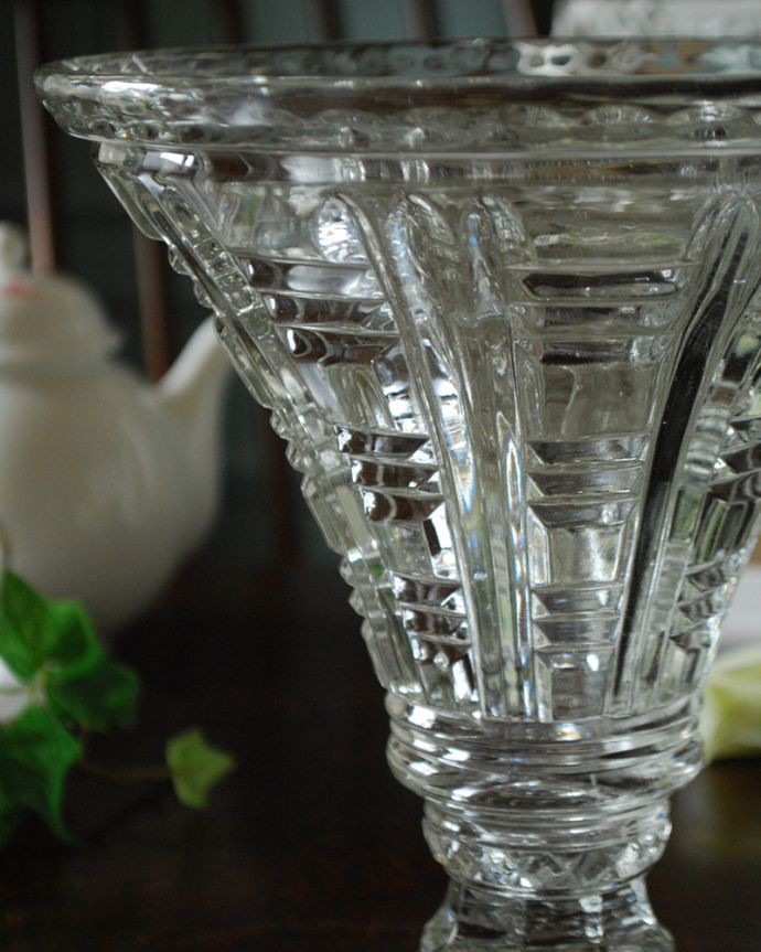 アンティーク 雑貨のガラス小物 アンティーク雑貨 ガラス留め付きのフラワーベース、ゴージャスなカッティングのアンティークプレスドグラス。見つかった時はラッキー☆ガラスのフラワーベースガラスの花留めが割れずに今まで残っていてくれたことにまずは感謝。(pg-4380)