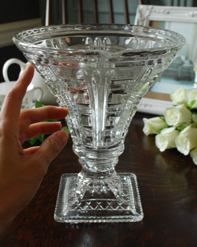アンティーク 雑貨のガラス小物 アンティーク雑貨 ガラス留め付きのフラワーベース、ゴージャスなカッティングのアンティークプレスドグラス。挿すだけで誰でも簡単アレンジ切ったお花を花留めに挿すだけで、誰でもステキにアレンジメントが作れます。(pg-4380)