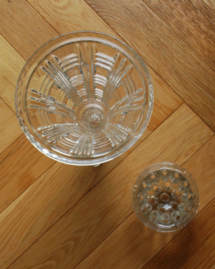 アンティーク 雑貨のガラス小物 アンティーク雑貨 ガラス留め付きのフラワーベース、ゴージャスなカッティングのアンティークプレスドグラス。上からのぞいて見ると・・・アンティークなので多少のキズ・欠けがある場合がありますが、使用上問題はありませんので、ご了承下さい。(pg-4380)