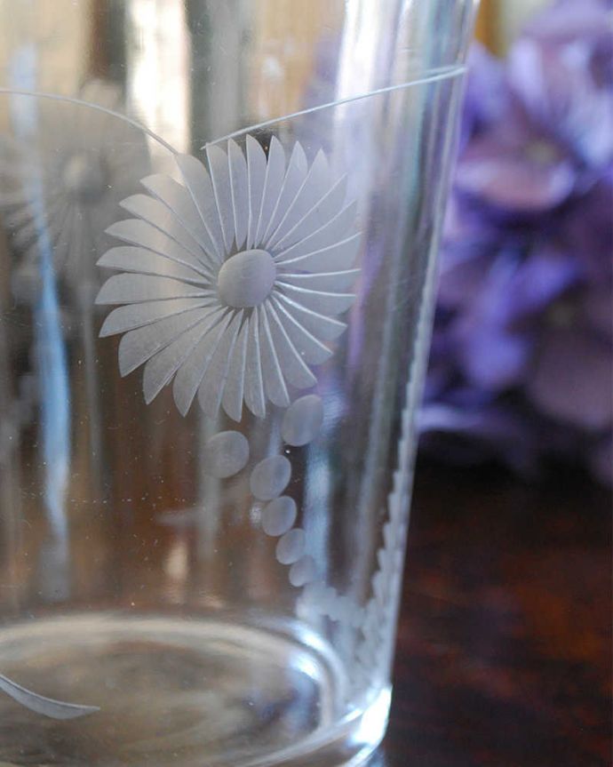 アンティーク 雑貨のガラス小物　アンティーク雑貨　お花がポイント、アンティークプレスドグラスの持ち手付きガラスピッチャー。憧れのレモネードが似合うジャグシンプルなデザインのレモネードジャグは、春から夏にかけて芝生のグリーンが鮮やかな時期にレモネードを入れて使われていました。(pg-4399)