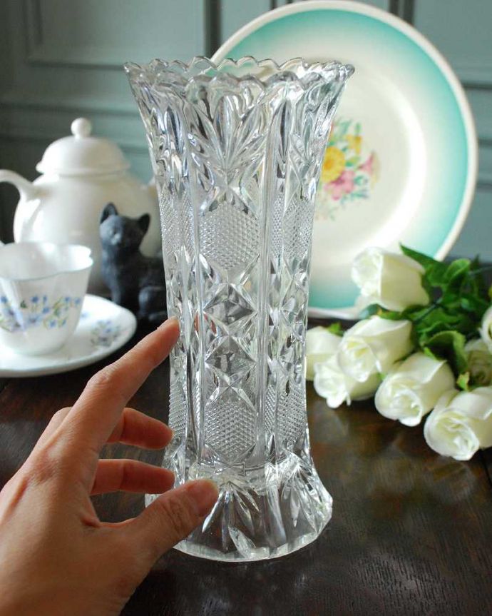 アンティーク 雑貨のガラス小物 アンティーク雑貨 縁どりのデザインも華やかなアンティークのガラスのフラワーベース。キラキラ輝く美しさ置いておくだけでも絵になるデザイン。(pg-4432)