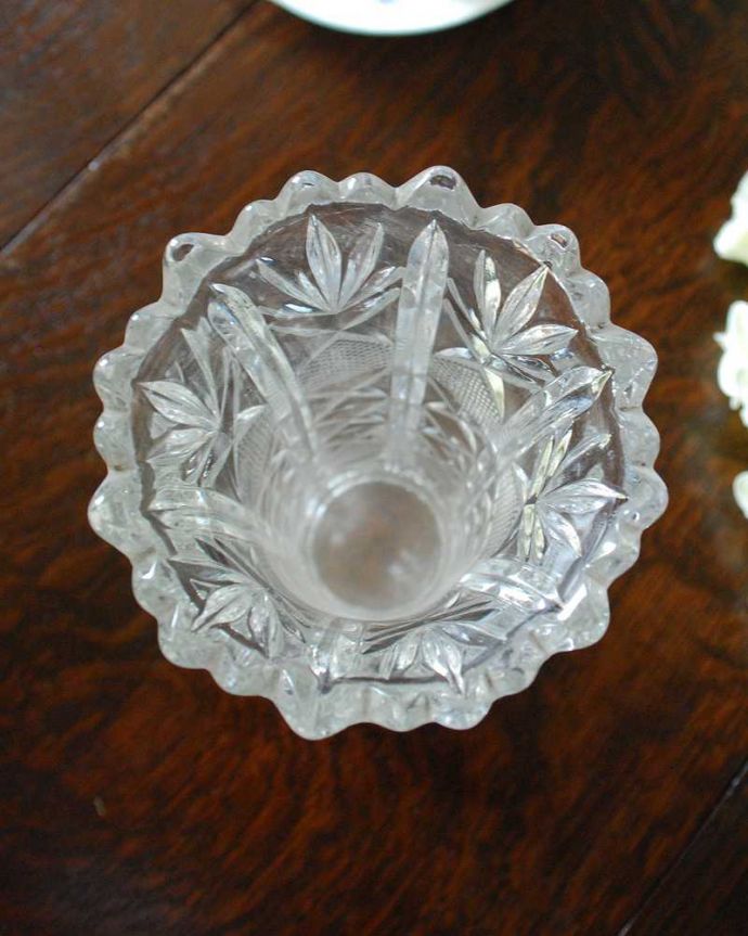 アンティーク 雑貨のガラス小物 アンティーク雑貨 縁どりのデザインも華やかなアンティークのガラスのフラワーベース。上から見て中をチェックアンティークなので多少の欠けやキズがある場合がありますが、使用上問題ありませんのでご了承下さい。(pg-4432)