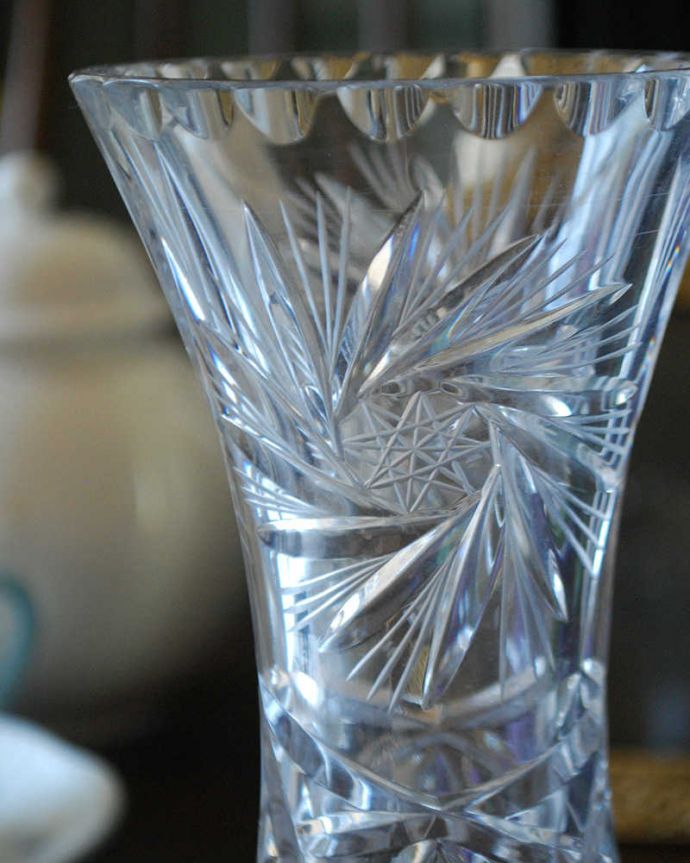 アンティーク 雑貨のガラス小物 アンティーク雑貨 アンティークのガラス雑貨、星がきらめくプレスドグラスのフラワーベース。お花を入れずに眺めているだけで幸せな時間アンティークのガラスは成分が今のものと違うので、置いておくだけでキラキラ輝いて楽しめます。(pg-4463)