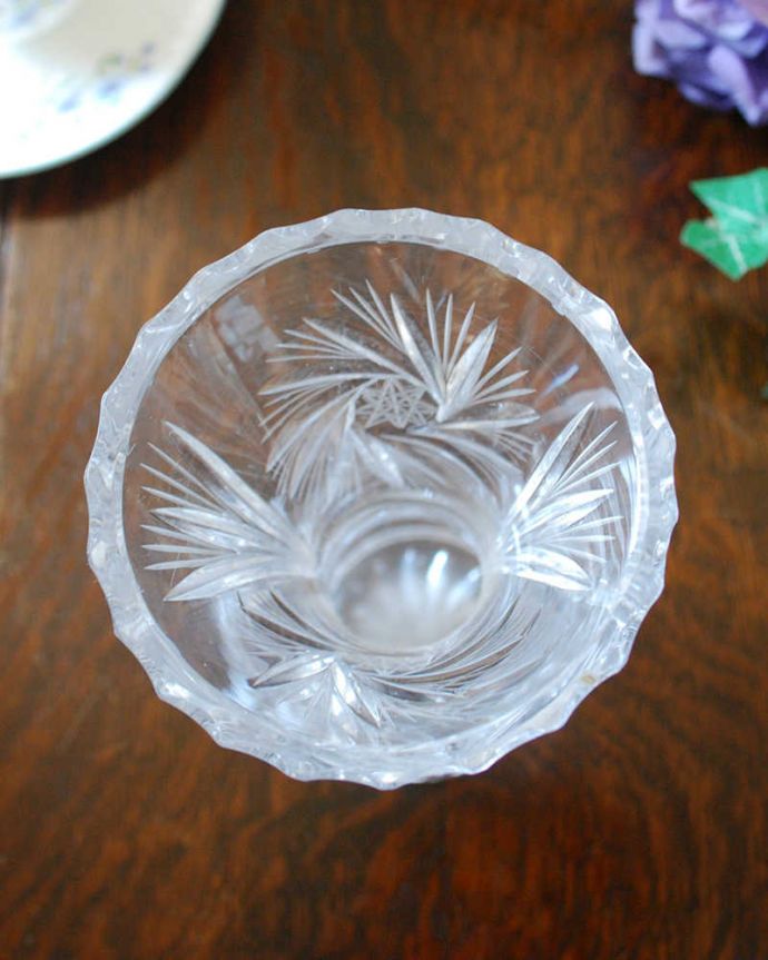 アンティーク 雑貨のガラス小物 アンティーク雑貨 アンティークのガラス雑貨、星がきらめくプレスドグラスのフラワーベース。上から見て中をチェックアンティークなので多少の欠けやキズがある場合がありますが、使用上問題ありませんのでご了承下さい。(pg-4463)