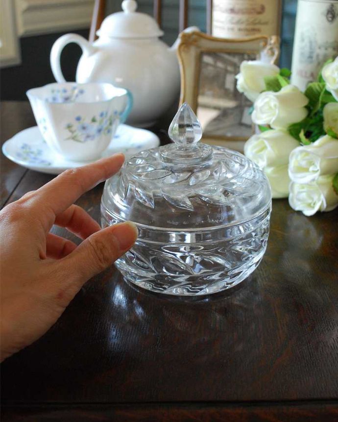 アンティーク 雑貨のガラス小物　アンティーク雑貨　女性らしいふんわりした形のアンティークプレスドグラス（ガラスケース）。女性のために作られたパフボール入れもともとは女性がお化粧するためのコットンやパフを収納するために作られた器。(pg-4475)