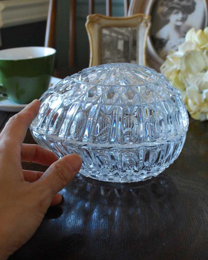 アンティーク 雑貨のガラス小物　アンティーク雑貨　アンティークのフタ付きプレスドグラス、コロンとした可愛いガラスケース。ふたを開ける度にワクワク･･･キラキラ輝くガラスの器は、どんな場所に置いても光りに反射してキレイに輝きます。(pg-4484)