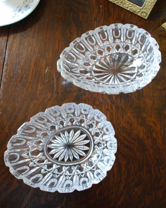 アンティーク 雑貨のガラス小物　アンティーク雑貨　アンティークのフタ付きプレスドグラス、コロンとした可愛いガラスケース。上から見ると･･･新品ではないので多少のキズや欠けはありますが、使用上問題のないものだけを選んできましたのでご了承下さい。(pg-4484)