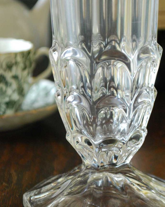 アンティーク 雑貨のガラス小物　アンティーク雑貨　どんなインテリアにも合う一輪挿しプレスドグラス、お花みたいなフラワーベース。光が入るとキラキラと輝きますサイズが大きなプレスドグラスは、より太陽の光を反射してキラキラと輝きます。(pg-4507)