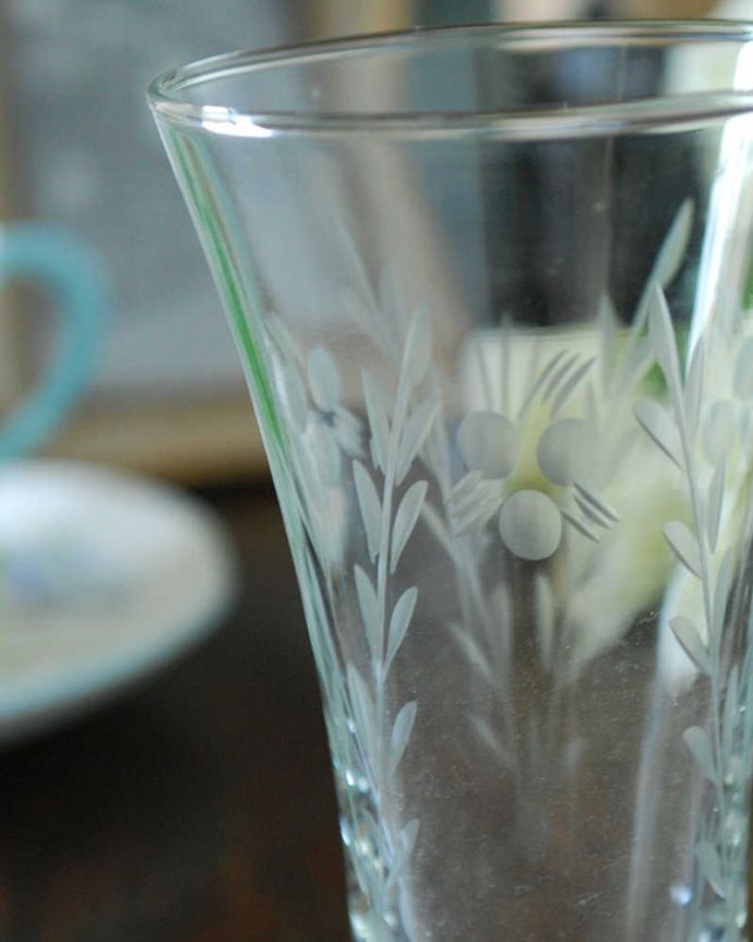 アンティーク 雑貨のガラス小物　アンティーク雑貨　お花がポイント、アンティークプレスドグラスのスィートグラス。甘いお菓子を入れていたスイートグラスこんなキラキラ輝く器に、ババロアやムース、カスタードなどのお菓子が入れられていました。(pg-4523)