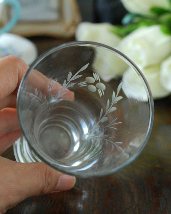 アンティーク 雑貨のガラス小物　アンティーク雑貨　お花がポイント、アンティークプレスドグラスのスィートグラス。上から見るとこんな感じですアンティークなので多少のキズ・欠けがある場合がありますが、使用上問題ありませんのでご了承下さい。(pg-4523)