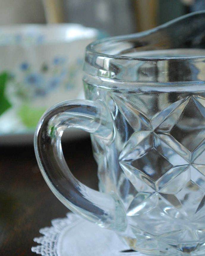 アンティークガラスのミルクピッチャー