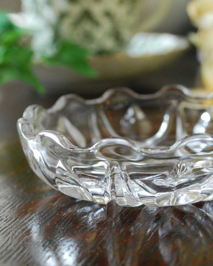 アンティーク 雑貨のガラス小物　アンティーク雑貨　アンティークガラスの小さなトレー、英国のプレスドグラス。ドレッシングセットの1つだったアクセサリートレイパフケースと燭台と一緒にトレイの上に乗せられていた小さなアクセサリートレイ。(pg-4538)