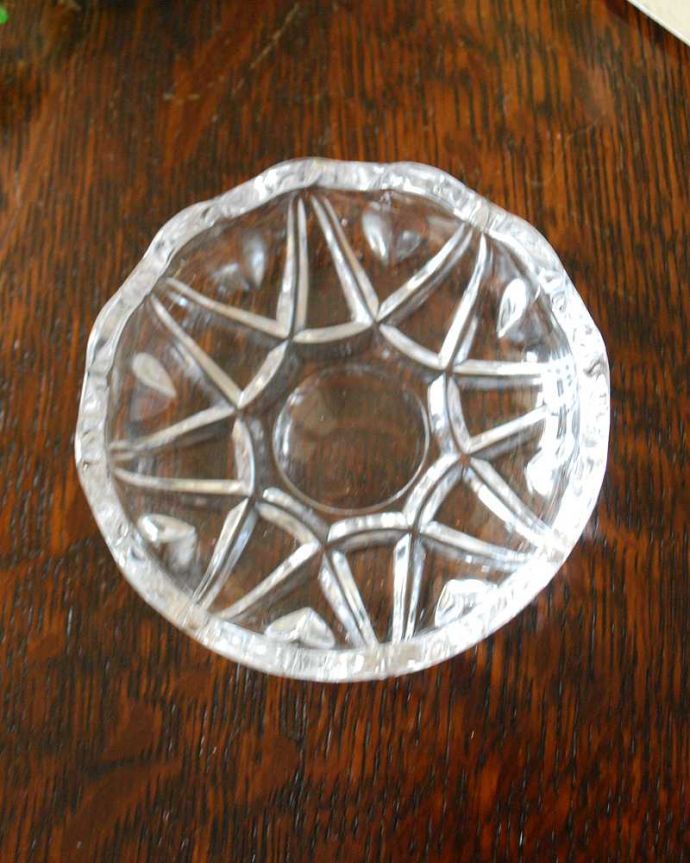 アンティーク 雑貨のガラス小物　アンティーク雑貨　アンティークガラスの小さなトレー、英国のプレスドグラス。上から見るとこんな形アンティークなので多少のキズやカケがある場合はありますが、使用上問題はありませんのでご了承下さい。(pg-4538)