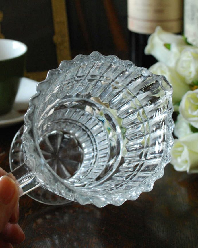 アンティーク 雑貨のガラス小物　アンティーク雑貨　テーブルを華やかに飾るカッティングのガラスピッチャー（アンティークプレスドグラス）。上から見るとこんな感じです。(pg-4598)