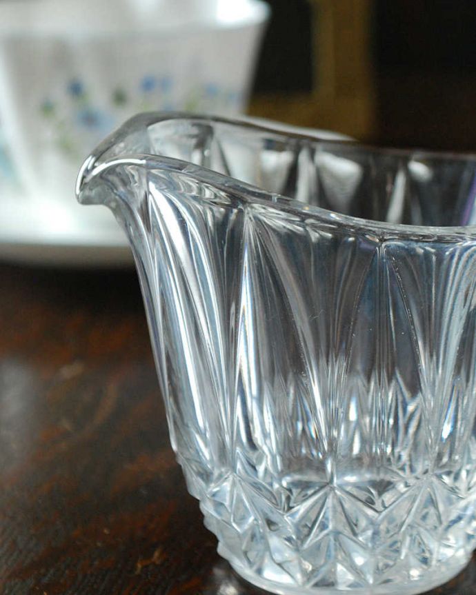 アンティークガラスのミルクピッチャー