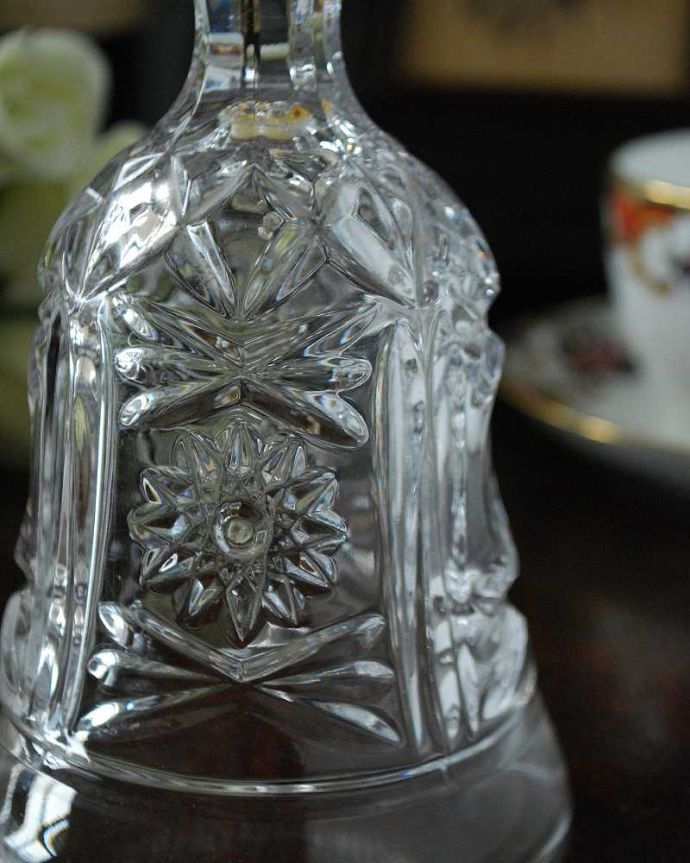 アンティーク 雑貨のガラス小物　アンティーク雑貨　カッティングが美しいクリアガラスのディナーベル、アンティークプレスドグラス。装飾も美しいガラスで出来たベル使用人を呼ぶために日常的に使われていたベル。(pg-4637)