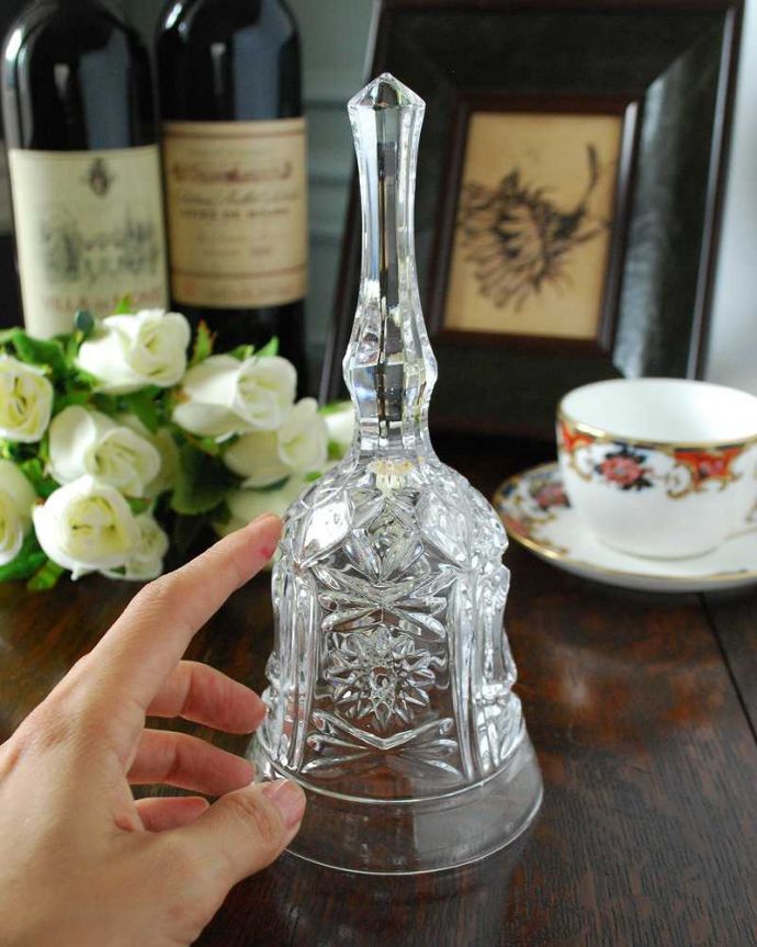 アンティーク 雑貨のガラス小物　アンティーク雑貨　カッティングが美しいクリアガラスのディナーベル、アンティークプレスドグラス。大きさはこれくらいですいろんな場所に置いて使われていただけあって、大きさもいろいろ。(pg-4637)