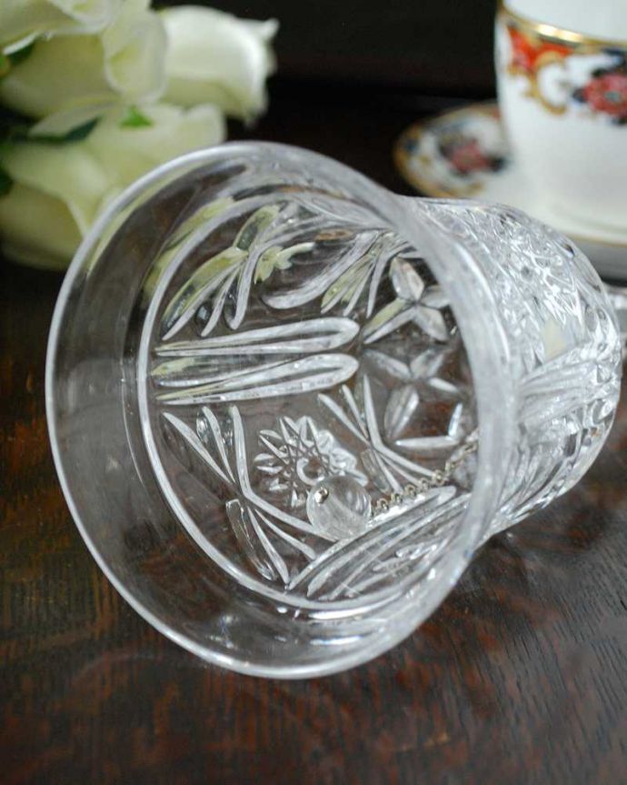 アンティーク 雑貨のガラス小物　アンティーク雑貨　カッティングが美しいクリアガラスのディナーベル、アンティークプレスドグラス。キレイな音を奏でてくれますアンティークなので多少のキズやカケがある場合はありますが、きちんと鳴ります。(pg-4637)