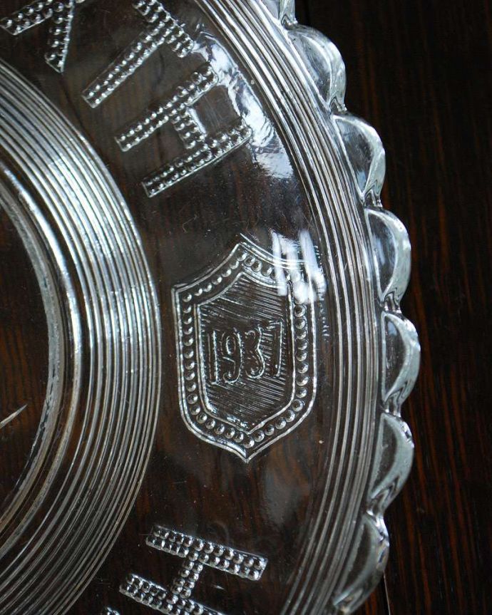 アンティーク 雑貨のガラス小物 アンティーク雑貨 1937年アンティークのコロネーショングッズ、ディッシュプレート。英国王室の記念が刻まれた、コロネーションプレート今のようにテレビが発達していない時代、王室を敬愛するイギリスの人にとって、一緒にお祝いしている気分んが感じられるコロネーションは特に人気アイテムでした。(pg-4640)