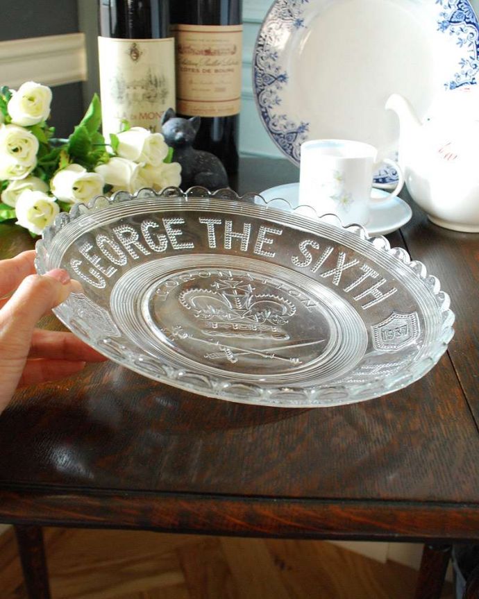 アンティーク 雑貨のガラス小物 アンティーク雑貨 1937年アンティークのコロネーショングッズ、ディッシュプレート。大きめなので、何でも使えますサイズが大きいので、いろんな場所で便利に使えます。(pg-4640)