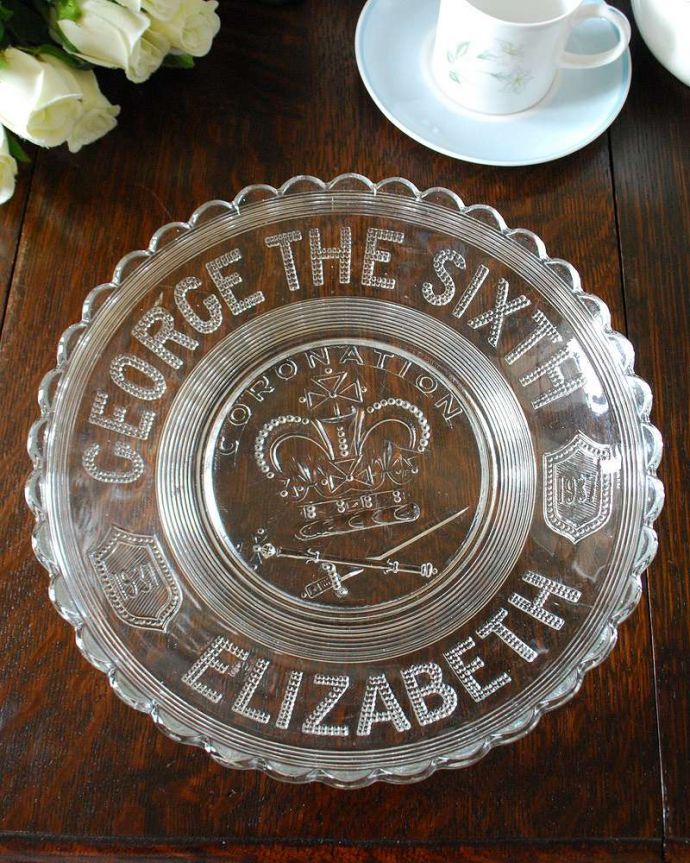 アンティーク 雑貨のガラス小物 アンティーク雑貨 1937年アンティークのコロネーショングッズ、ディッシュプレート。上から見るとこんな感じアンティークなので多少のキズやカケがある場合はありますが、使用上問題はありませんのでご了承下さい。(pg-4640)