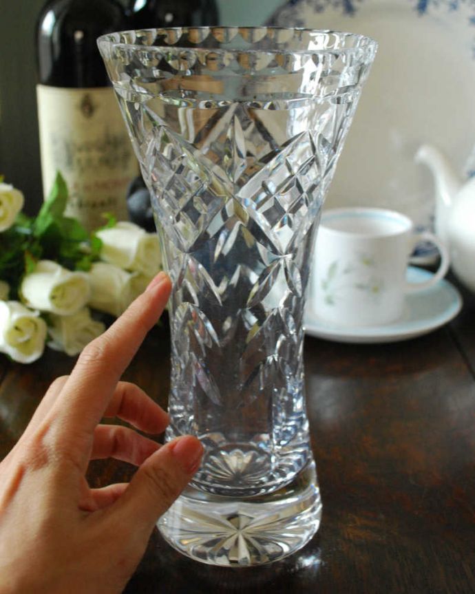 アンティーク 雑貨のガラス小物 アンティーク雑貨 繊細なカッティングが優美なガラスのフラワーベース プレスドグラス。お花を入れずに眺めているだけで幸せな時間アンティークのガラスは成分が今のものと違うので、置いておくだけでキラキラ輝いて楽しめます。(pg-4652)
