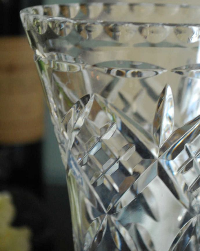 アンティーク 雑貨のガラス小物 アンティーク雑貨 繊細なカッティングが優美なガラスのフラワーベース プレスドグラス。気軽に使えるフラワーベース英国らしくいろんなサイズが見つかる花器。(pg-4652)