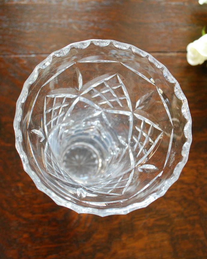 アンティーク 雑貨のガラス小物 アンティーク雑貨 繊細なカッティングが優美なガラスのフラワーベース プレスドグラス。上から見るとこんな感じですアンティークなので、多少の欠け・傷がある場合がありますが、使用上問題はありませんのでご了承下さい。(pg-4652)