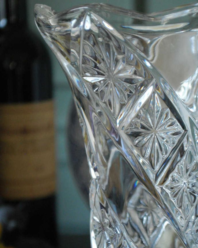 アンティーク 雑貨のガラス小物 アンティーク雑貨 リボンが掛かったようなデザインのフラワーベース、アンティークプレスドグラス。光が入るとキラキラと輝きますサイズが大きなプレスドグラスは、より太陽の光を反射してキラキラと輝きます。(pg-4659)