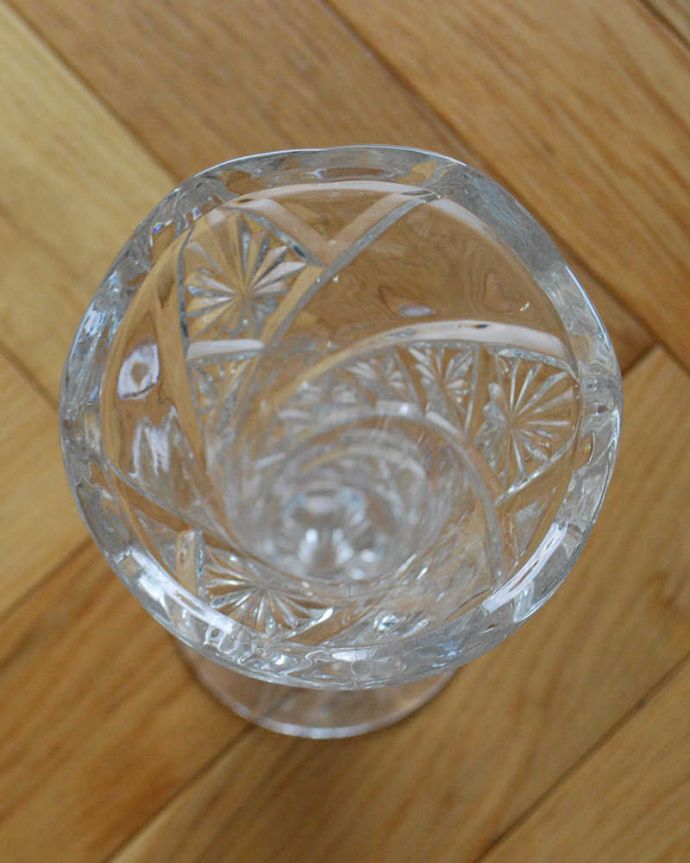 アンティーク 雑貨のガラス小物 アンティーク雑貨 リボンが掛かったようなデザインのフラワーベース、アンティークプレスドグラス。上からのぞいて見ると・・・アンティークなので多少のキズ・欠けがある場合がありますが、使用上問題はありませんので、ご了承下さい。(pg-4659)
