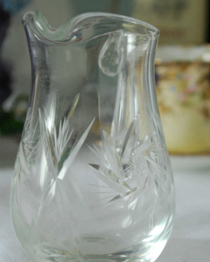 アンティーク 雑貨のガラス小物　アンティーク雑貨　可愛いシルエットのガラスピッチャー、アンティーク プレスドグラス。お茶の時間に欠かせないミルクピッチャーミルクティーが大好きな英国人が作ったガラスのミルクピッチャーは、たっぷりミルクが注げるようにサイズが大きめです。(pg-4684)