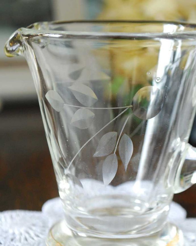 アンティーク 雑貨のガラス小物 アンティーク雑貨 アンティークのプレスドグラス、大人っぽいカッティングのガラスピッチャー。お茶の時間に欠かせないミルクピッチャーミルクティーが大好きな英国人が作ったガラスのミルクピッチャーは、たっぷりミルクが注げるようにサイズが大きめです。(pg-4710)