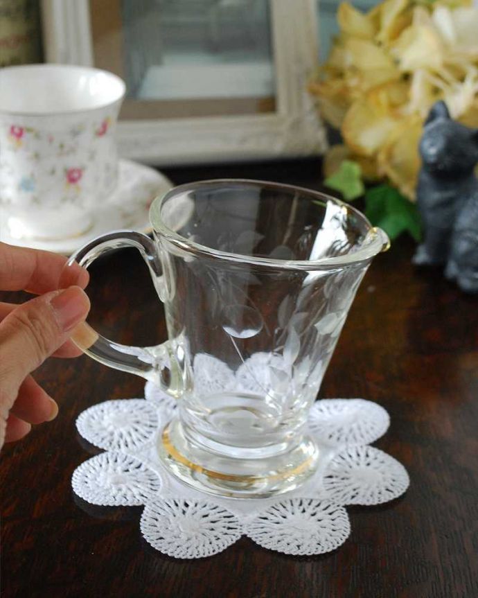 アンティーク 雑貨のガラス小物 アンティーク雑貨 アンティークのプレスドグラス、大人っぽいカッティングのガラスピッチャー。持ち手もしっかり付いています昔と同じようにミルクを入れて使うのはもちろん使い方は自由自在。(pg-4710)