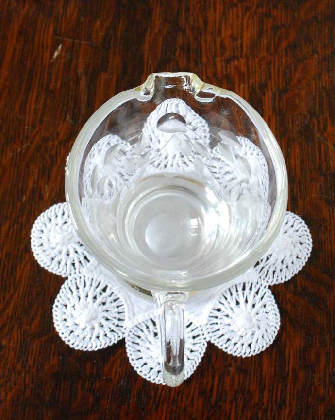 アンティーク 雑貨のガラス小物 アンティーク雑貨 アンティークのプレスドグラス、大人っぽいカッティングのガラスピッチャー。上から見るとこんな感じです。(pg-4710)