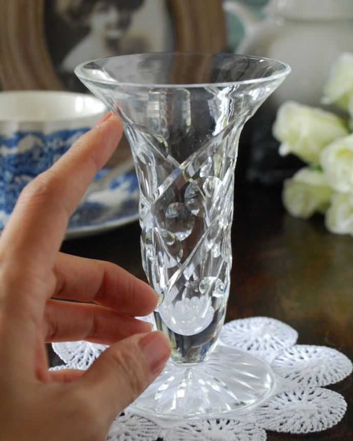 アンティーク 雑貨のガラス小物　アンティーク雑貨　女性らしいシルエットのフラワーベース（花器）プレスドグラス。飾るだけで絵になる美しさ。(pg-4741)