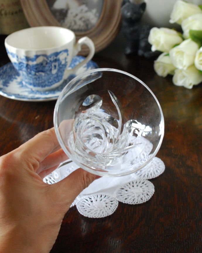 アンティーク 雑貨のガラス小物　アンティーク雑貨　女性らしいシルエットのフラワーベース（花器）プレスドグラス。上から見るとこんな感じです。(pg-4741)