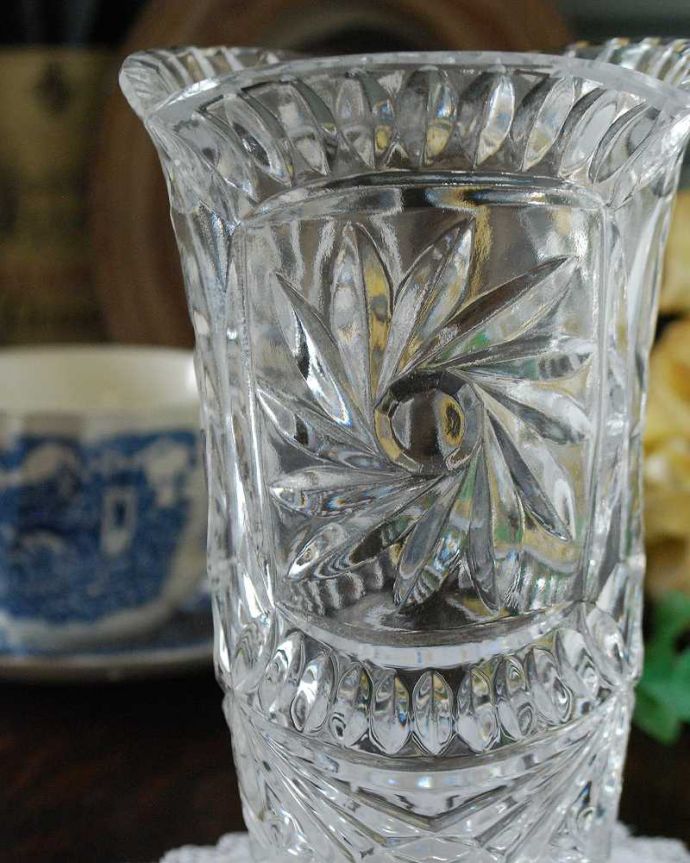 アンティーク 雑貨のガラス小物 アンティーク雑貨 大きなお花のが美しいフラワーベース、アンティークプレスドグラス(花器)。お花を入れずに眺めているだけで幸せな時間アンティークのガラスは成分が今のものと違うので、置いておくだけでキラキラ輝いて楽しめます。(pg-4744)