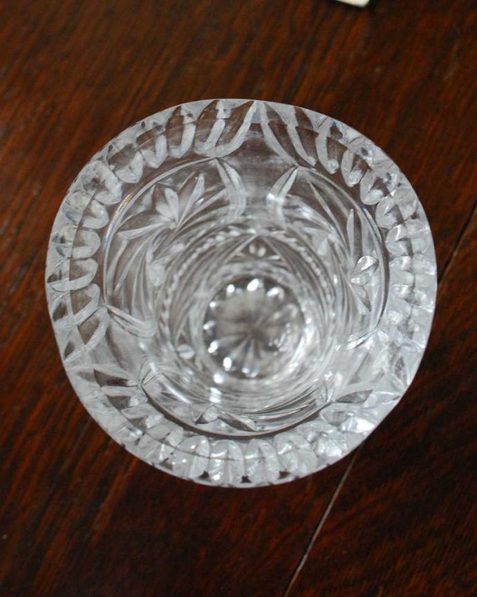 アンティーク 雑貨のガラス小物 アンティーク雑貨 大きなお花のが美しいフラワーベース、アンティークプレスドグラス(花器)。上から見るとこんな感じですアンティークなので、多少の欠け・傷がある場合がありますが、使用上問題はありませんのでご了承下さい。(pg-4744)