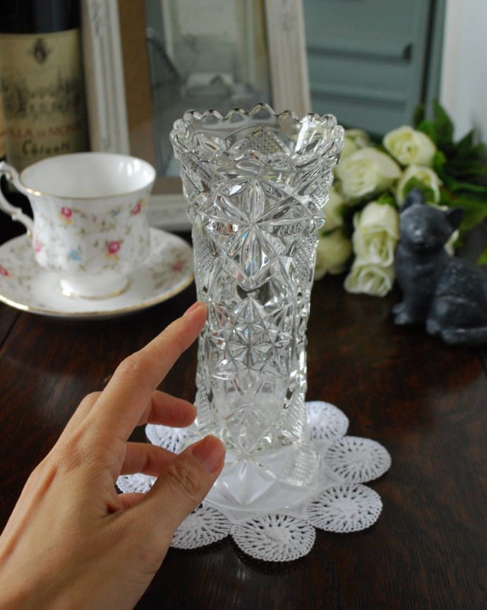 アンティーク 雑貨のガラス小物 アンティーク雑貨 アンティークガラスの雑貨、キレイなフラワーベース(花器)プレスドグラス。キラキラ輝く美しさ置いておくだけでも絵になるデザイン。(pg-4745)
