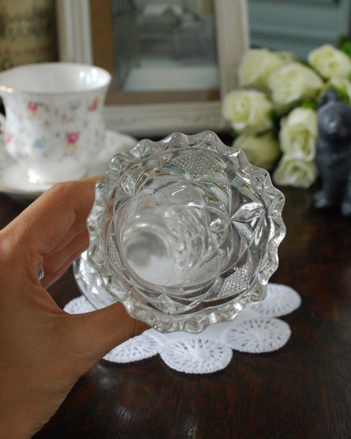 アンティーク 雑貨のガラス小物 アンティーク雑貨 アンティークガラスの雑貨、キレイなフラワーベース(花器)プレスドグラス。上から見て中をチェックアンティークなので多少の欠けやキズがある場合がありますが、使用上問題ありませんのでご了承下さい。(pg-4745)