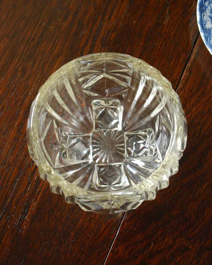 アンティーク 雑貨のガラス小物　アンティーク雑貨　ダイヤのようなカットが華やか、可愛い脚の付いたガラスボウル（プレスドグラス）。上から見るとこんな感じです。(pg-4749)