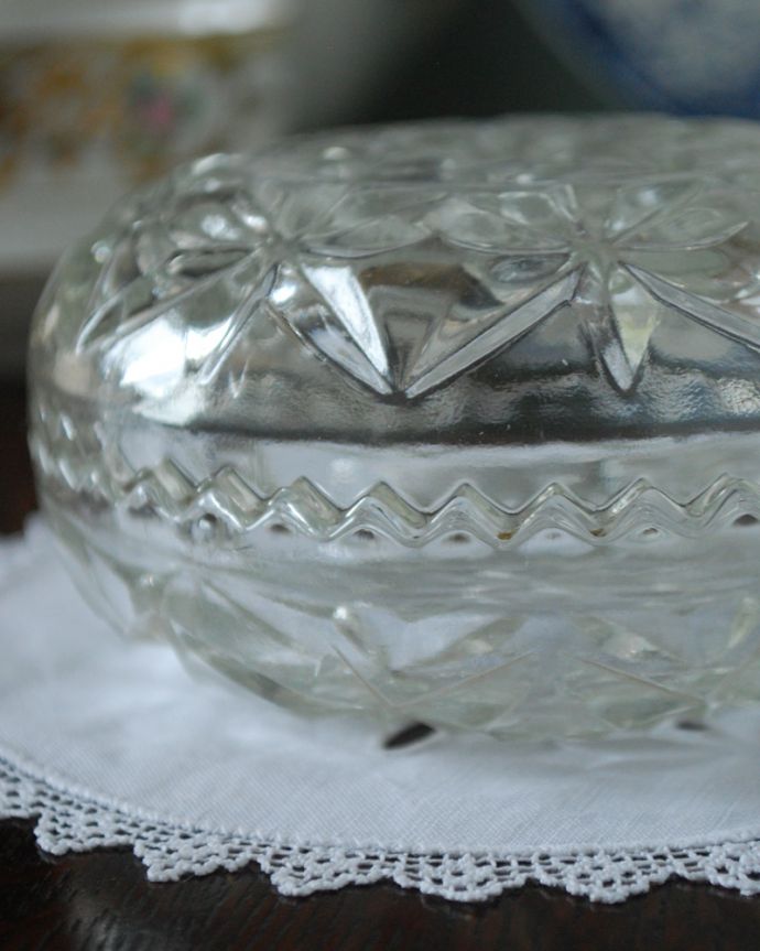 アンティーク 雑貨のガラス小物 アンティーク雑貨 レースカットの縁どりが可愛いフタ付きガラスケース、アンティークプレスドグラス。アンティークのため、多少の欠け・傷がある場合がありますが、使用上問題はありませんので、ご了承下さい。(pg-4758)