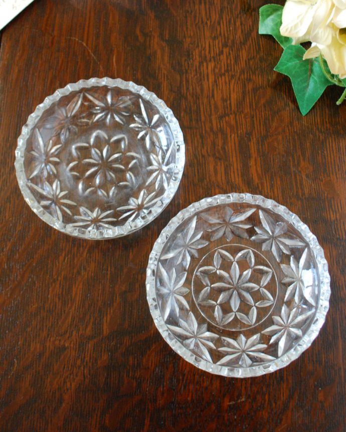 アンティーク 雑貨のガラス小物 アンティーク雑貨 レースカットの縁どりが可愛いフタ付きガラスケース、アンティークプレスドグラス。上から見るとこんな感じです。(pg-4758)