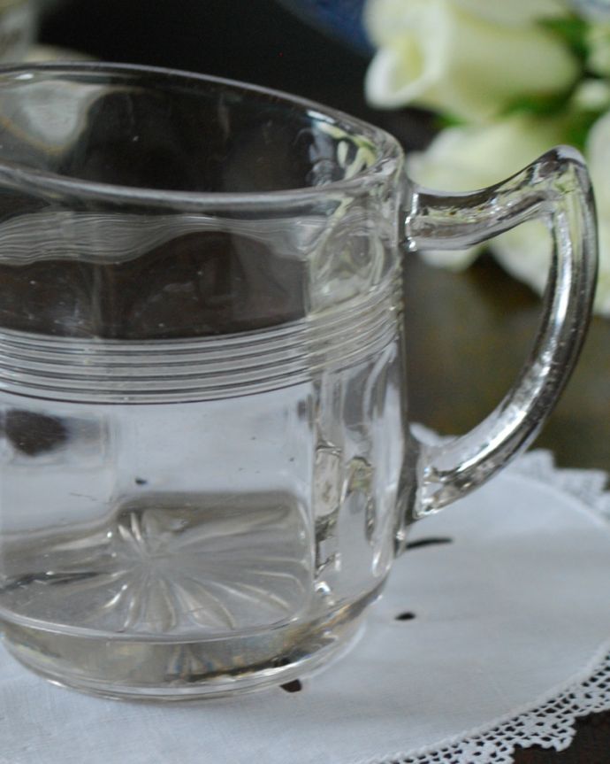 アンティーク 雑貨のガラス小物 アンティーク雑貨 ティータイムが優雅になる小さなガラスピッチャー、アンティークミルクポット(プレスドグラス)。お茶の時間に欠かせないミルクピッチャーミルクティーが大好きな英国人が作ったガラスのミルクピッチャーは、たっぷりミルクが注げるようにサイズが大きめです。(pg-4760)