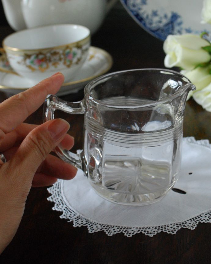 アンティーク 雑貨のガラス小物 アンティーク雑貨 ティータイムが優雅になる小さなガラスピッチャー、アンティークミルクポット(プレスドグラス)。持ち手もしっかり付いています昔と同じようにミルクを入れて使うのはもちろん使い方は自由自在。(pg-4760)