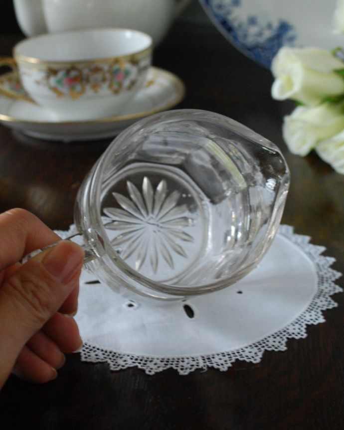 アンティーク 雑貨のガラス小物 アンティーク雑貨 ティータイムが優雅になる小さなガラスピッチャー、アンティークミルクポット(プレスドグラス)。上から見るとこんな感じです。(pg-4760)