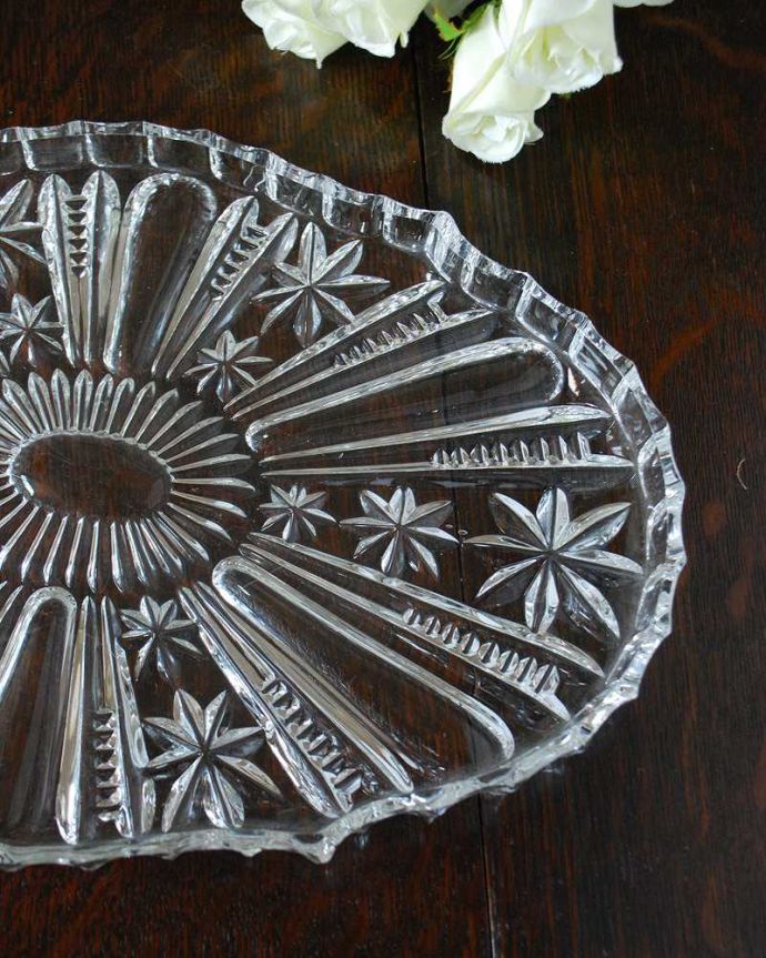 アンティーク 雑貨のガラス小物　アンティーク雑貨　オーバル形のカッティングが華やかなガラスプレート、アンティークプレスドグラス。アンティークのため、多少の欠け・傷がある場合がありますが、使用上問題はありませんので、ご了承下さい。(pg-4768)