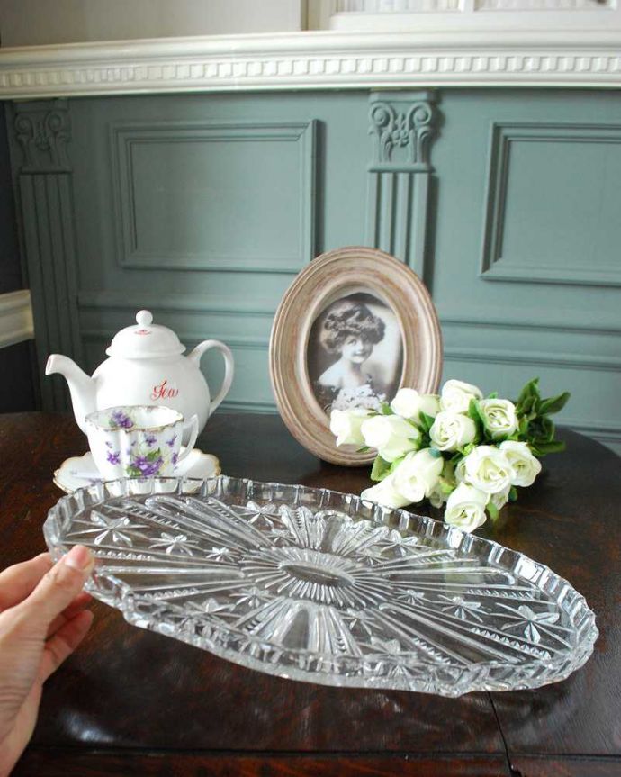 アンティーク 雑貨のガラス小物　アンティーク雑貨　オーバル形のカッティングが華やかなガラスプレート、アンティークプレスドグラス。爽やかなカッティングがインテリアのアクセントになります。(pg-4768)